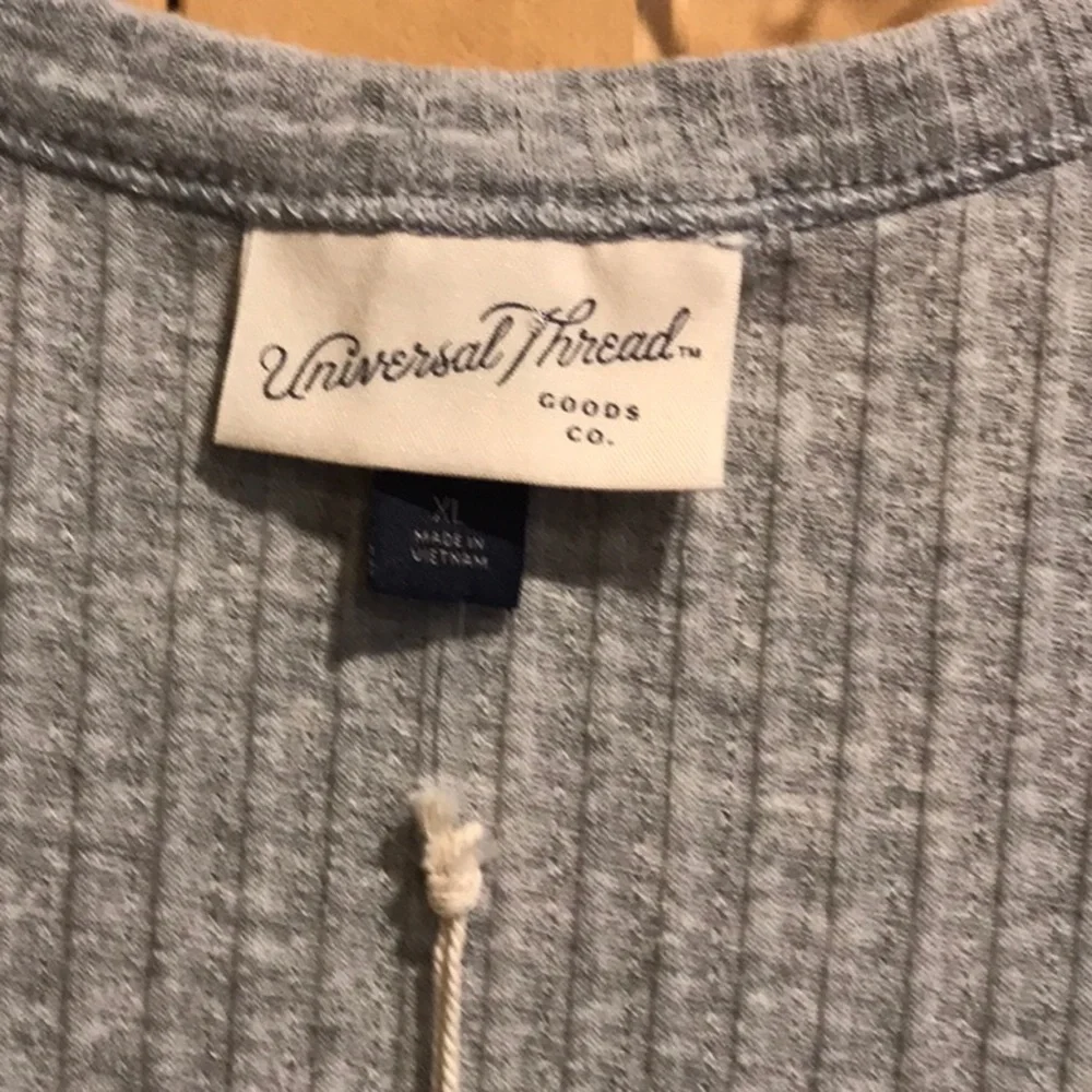 New Universal Thread top - Picture 3 of 6